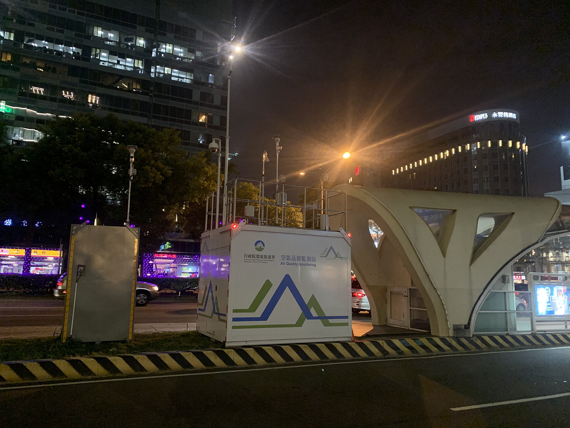 台中に設置された行政院環境保護署の「空氣品質監測站 Air Quality monitoring」と書かれた夜間の測定設備