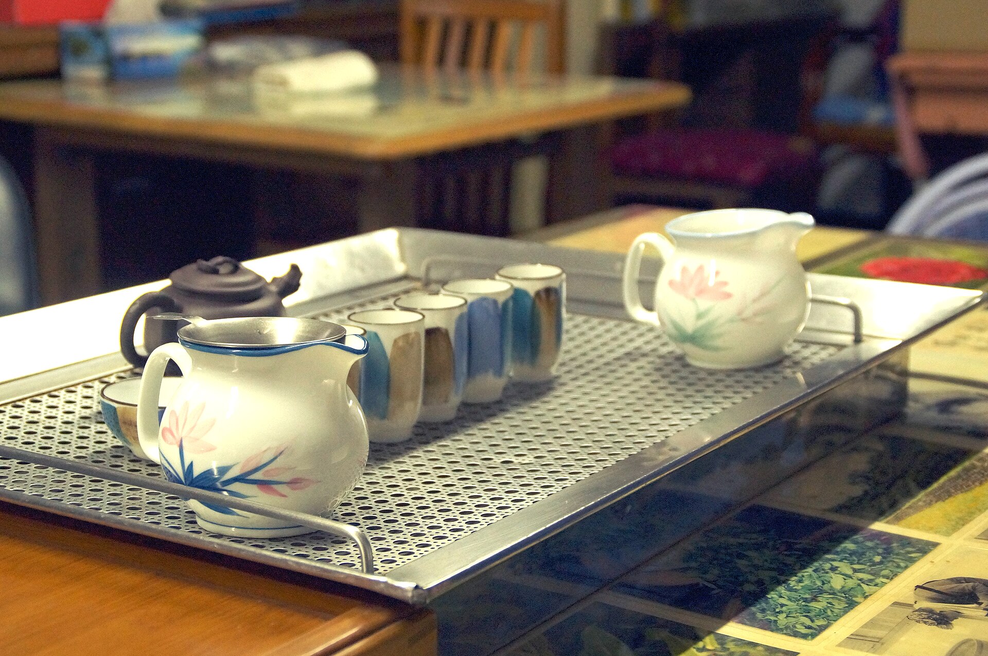 台北・猫空の茶藝館で用意された茶盤の上の急須と茶杯、ミルクジャーが並ぶ様子