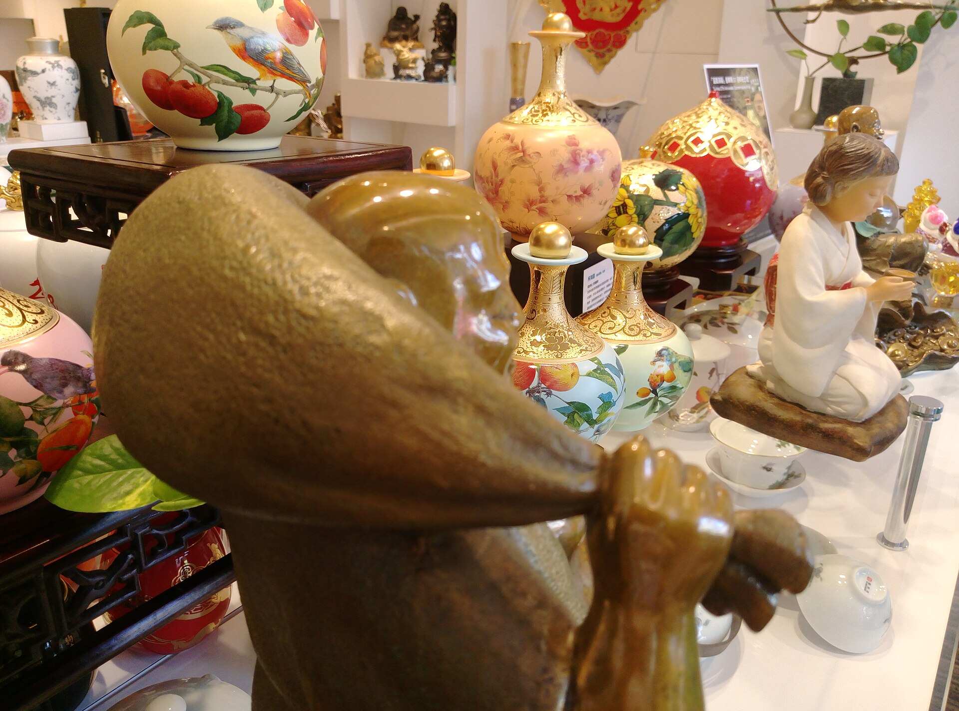 苗栗県三義の陶磁器店内に並ぶ絵付けの花瓶や置物の陳列棚