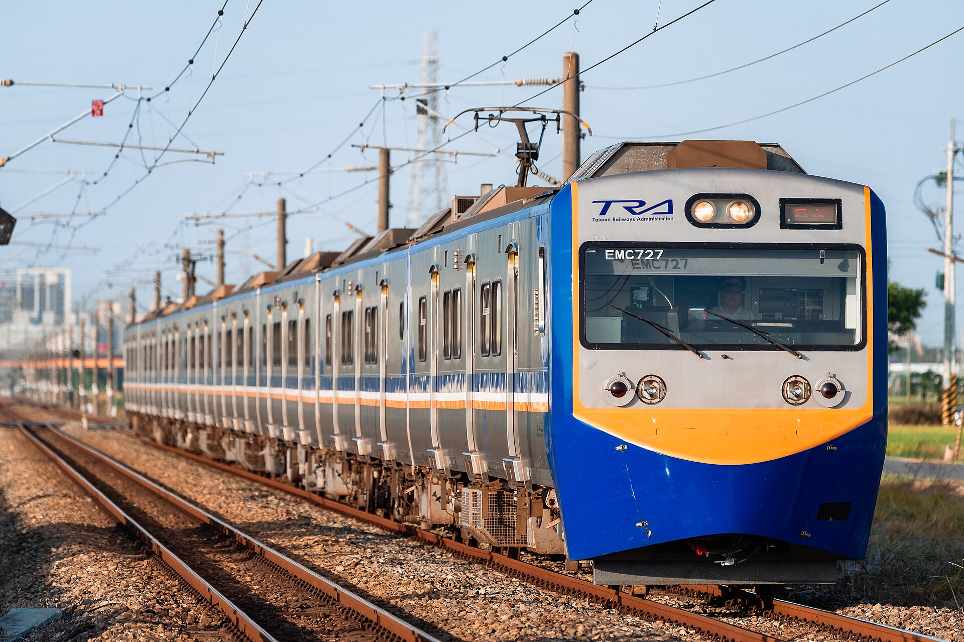 台湾鉄路管理局の電聯車、線路を走る区間車の先頭車両