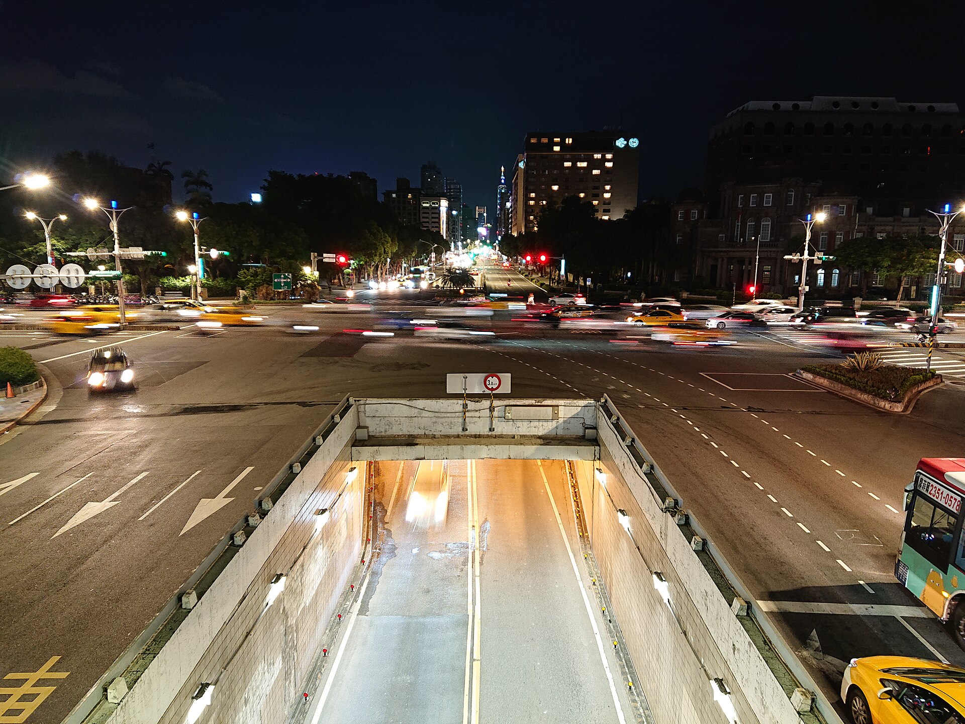 忠孝東路と中山南北路の交差点の夜景、走行する車のライトが光跡となって流れる台北市中心部の夜の街並み