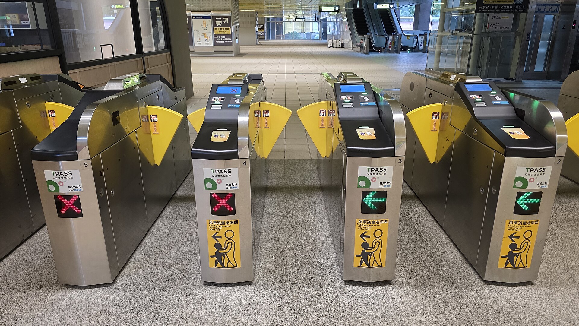 TPASSのステッカーが貼られたMRT改札機の列、基北北桃1200元の案内表示