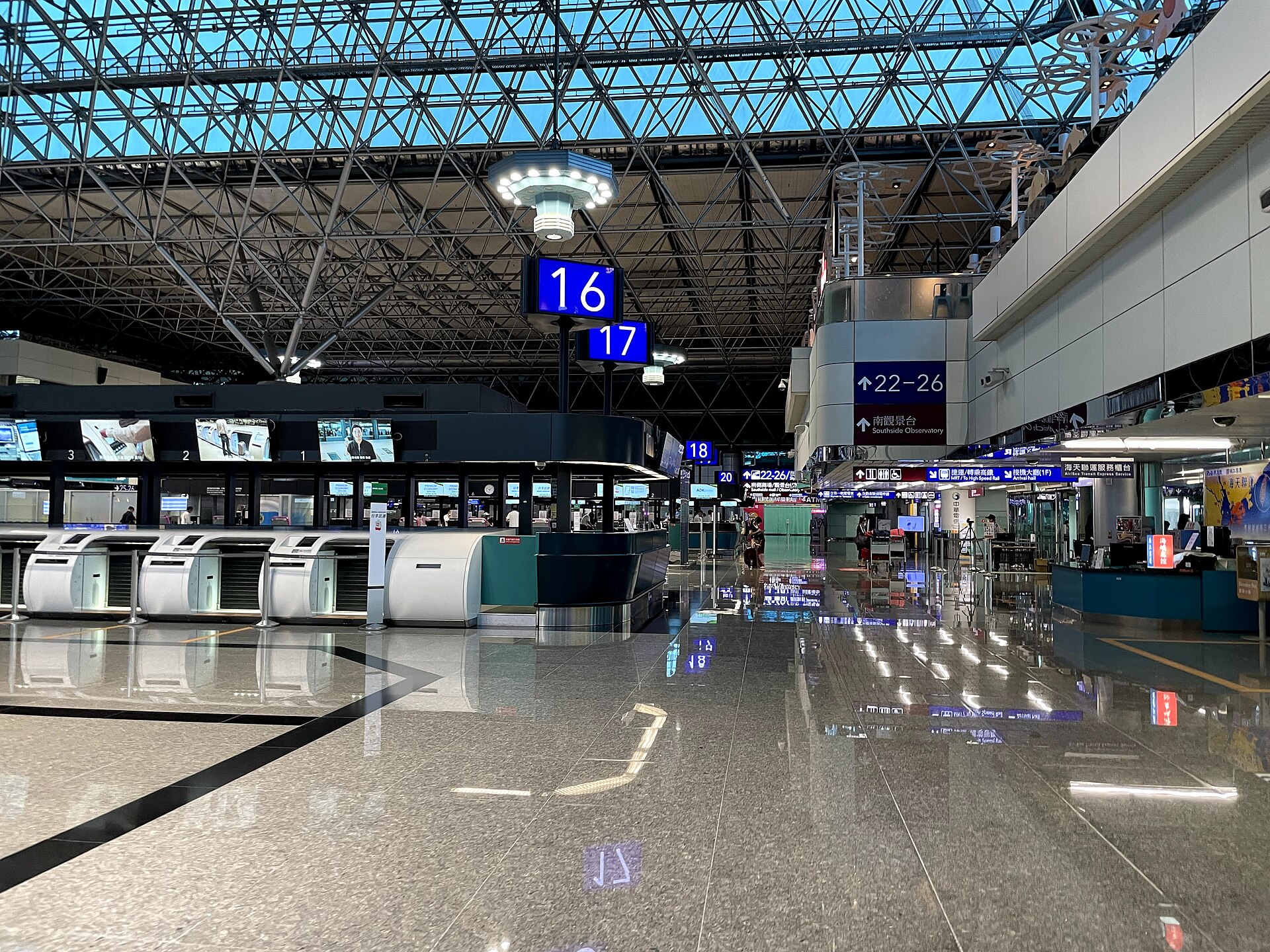 桃園国際空港の出発ロビー、チェックインカウンターの番号表示と広い通路