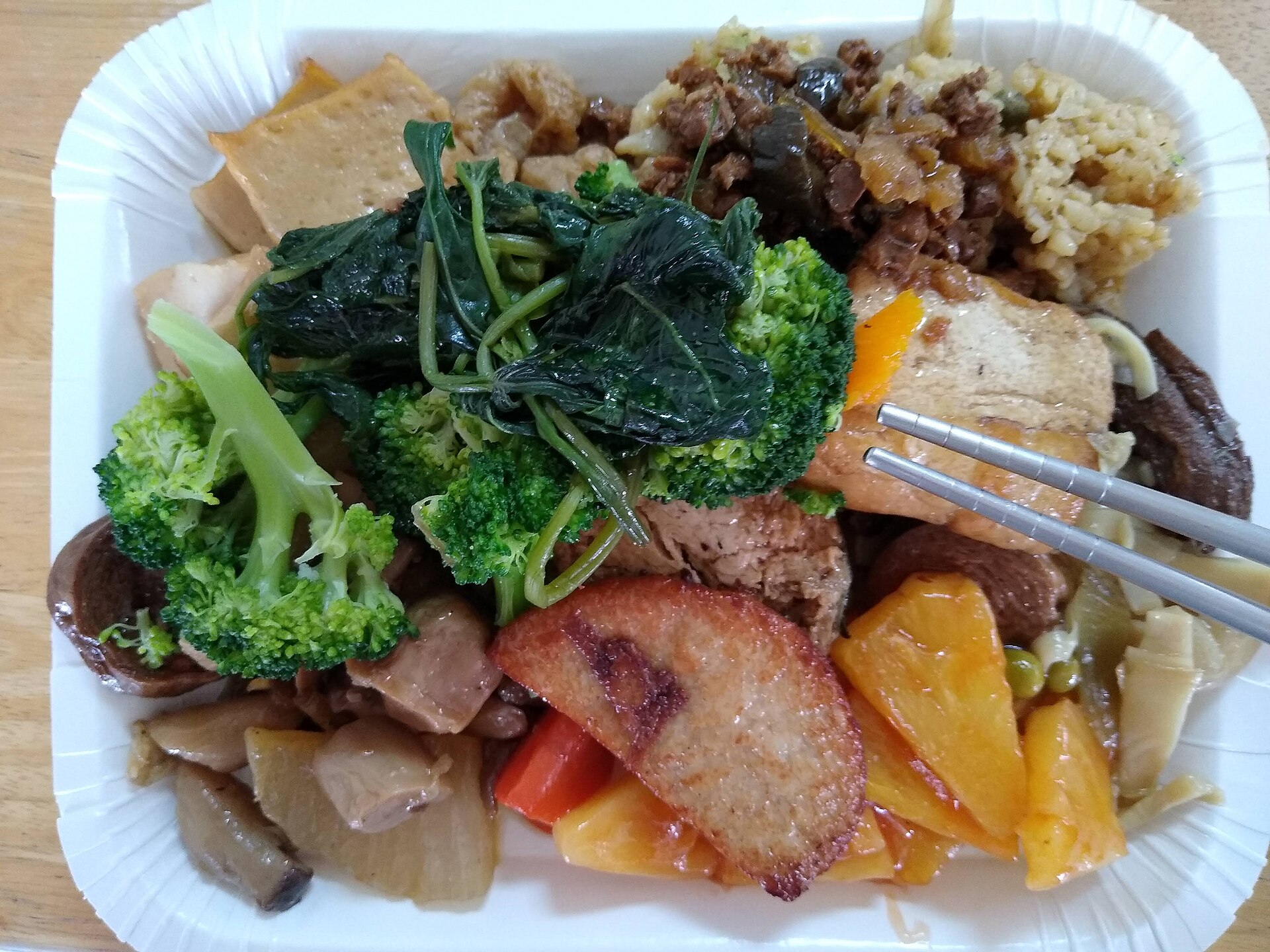 青菜や豆腐、炒め物が並ぶ台湾式素食のプレート