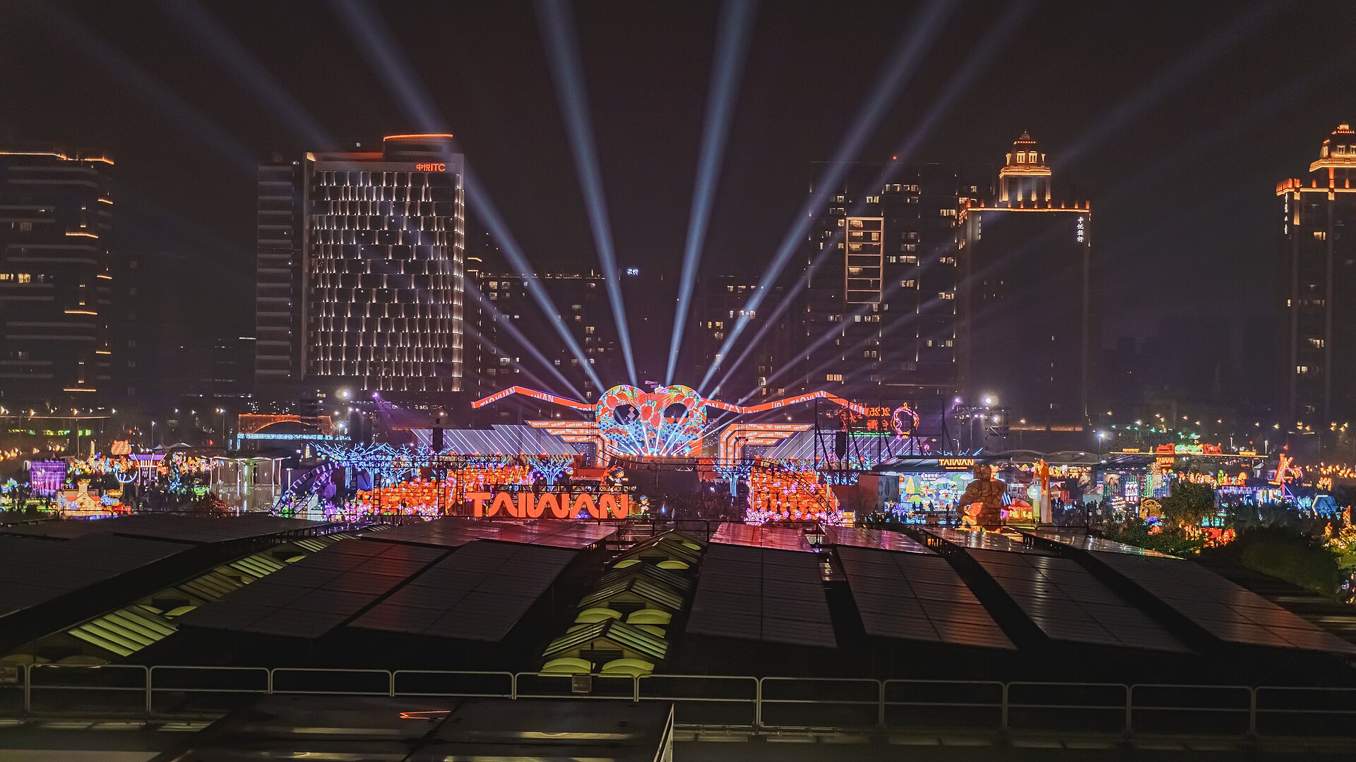 2025年台湾ランタンフェスティバル会場の夜景、光の演出と「TAIWAN」の文字が浮かび上がる