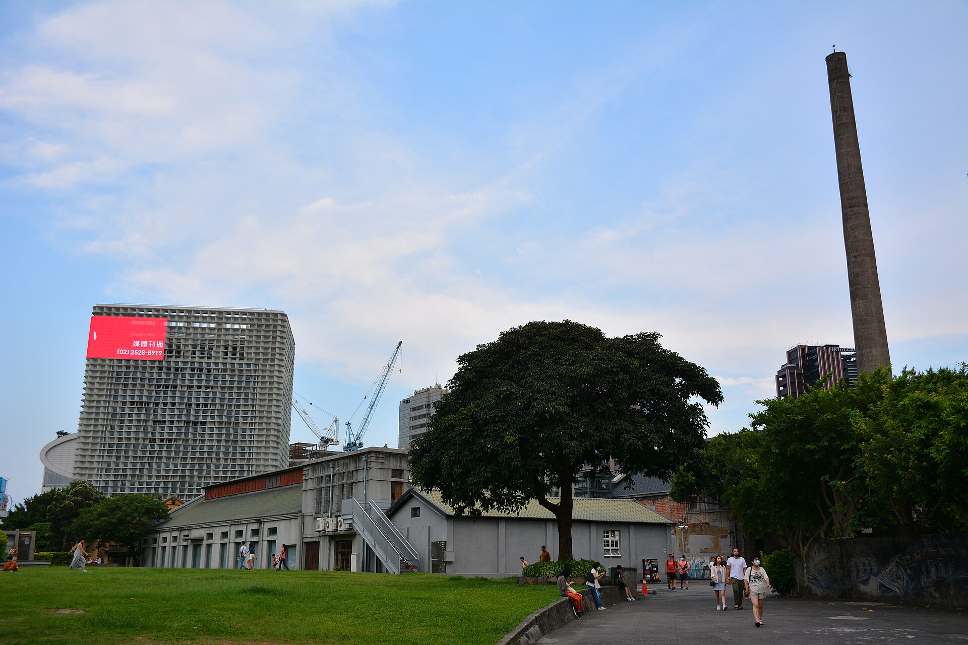 華山1914文化創意産業園区、赤煉瓦の建物と緑の芝生が広がる園内