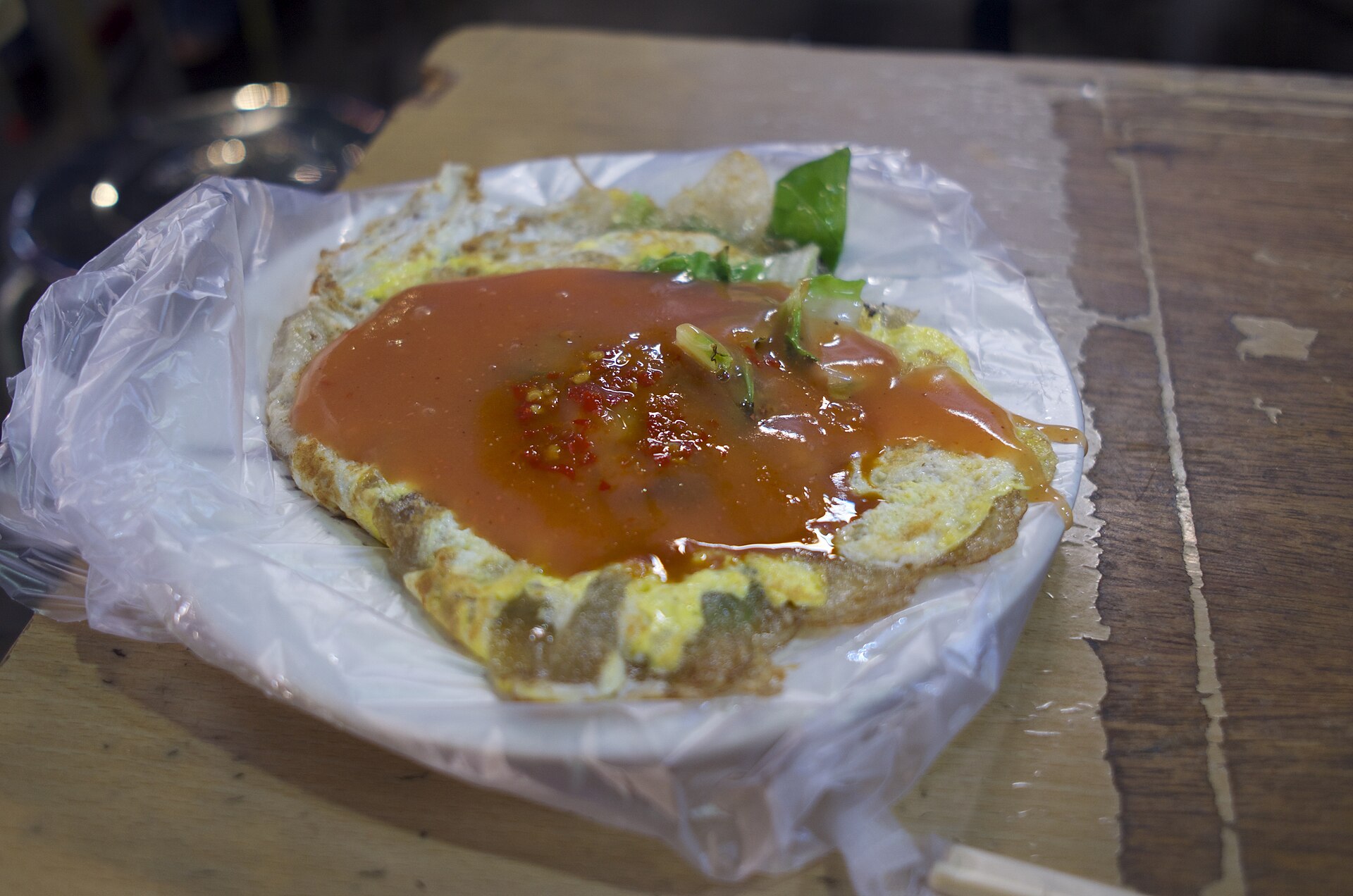 屋台で提供される蚵仔煎（牡蠣オムレツ）、とろみのある甘辛ソースがけ