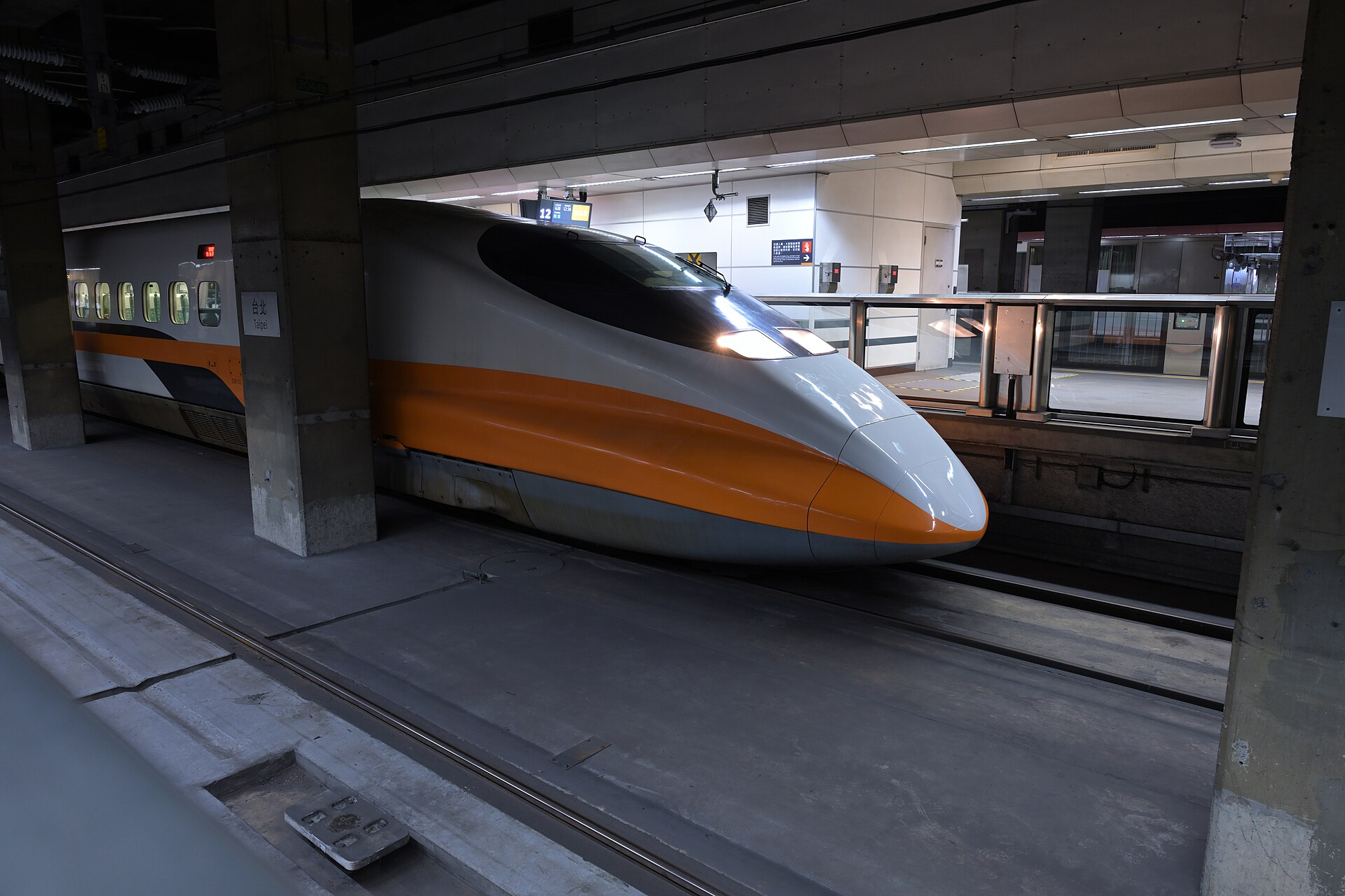 台北駅ホームに停車する台湾高鉄の車両、オレンジ色の先頭車両