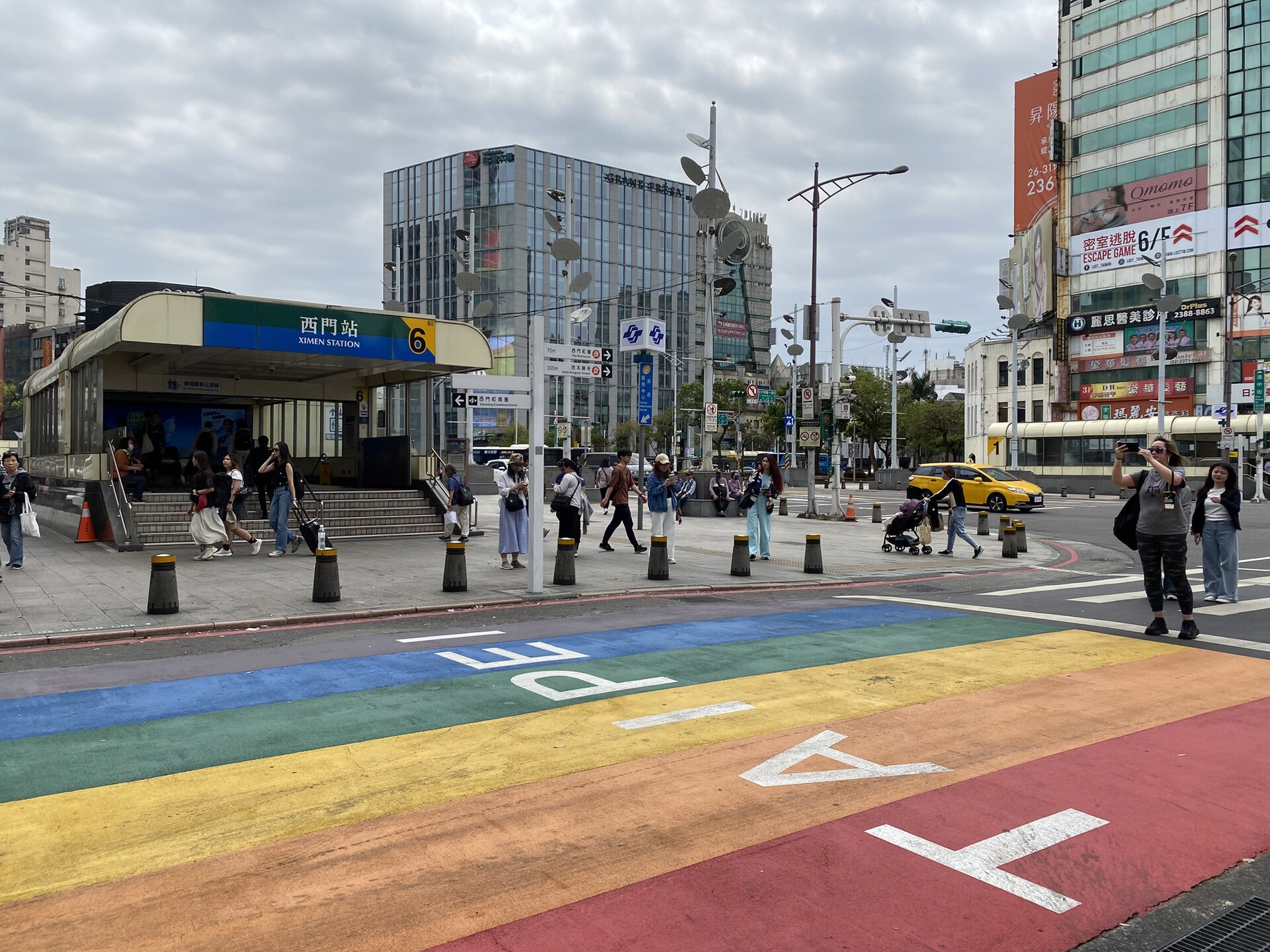 西門駅前のレインボー横断歩道と行き交う人々、周囲のビル看板