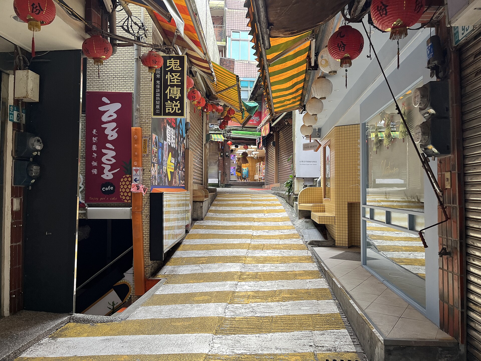 早朝の九份老街、赤い提灯が連なる人影のない石段の風景